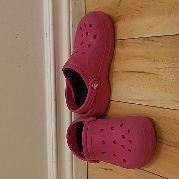 Toddler size 10 pink lined Crocs - Picture 1 of 6
